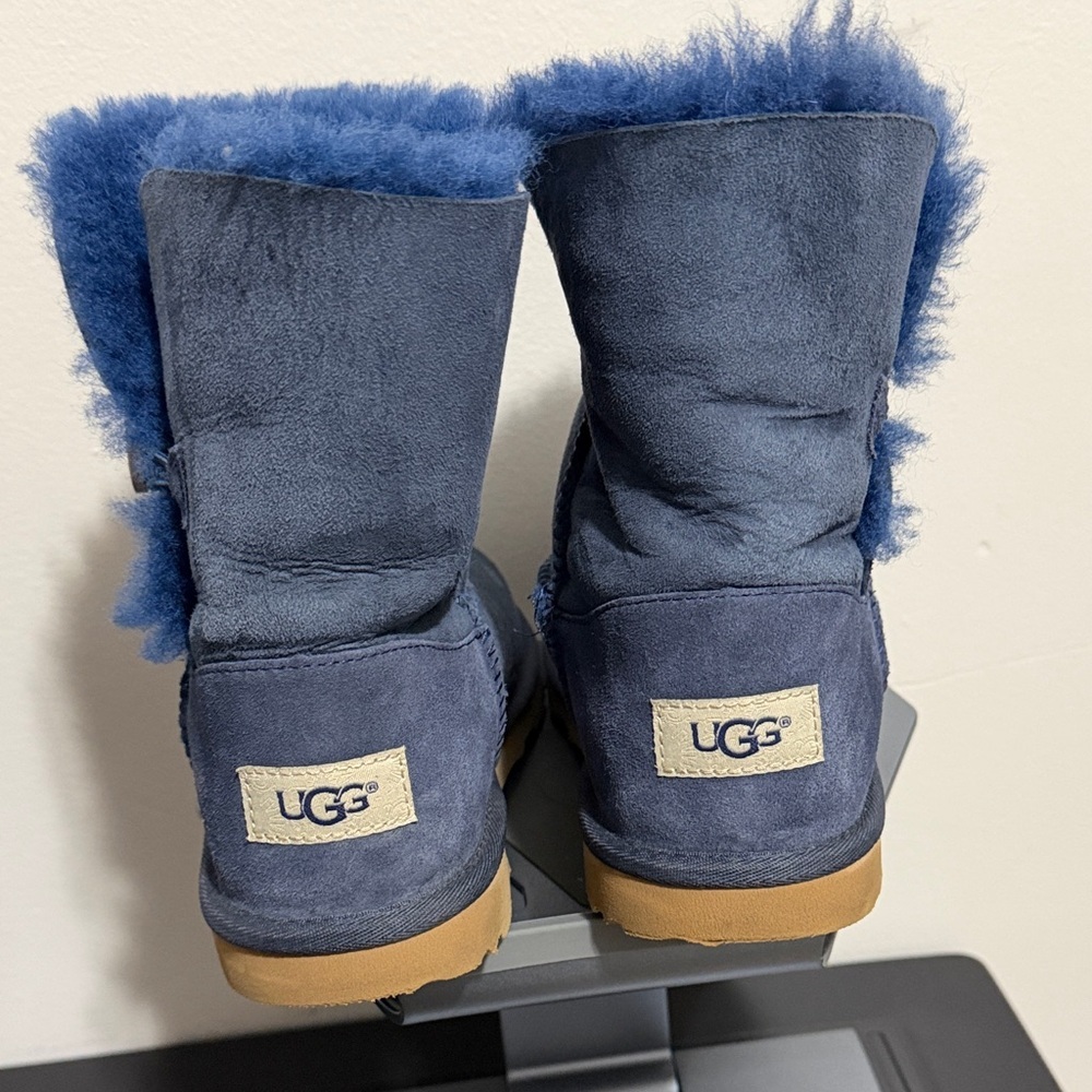 ✨ UGG Bailey Button Mini Boots – Navy Blue (Size 5) ✨ - Picture 2 of 5